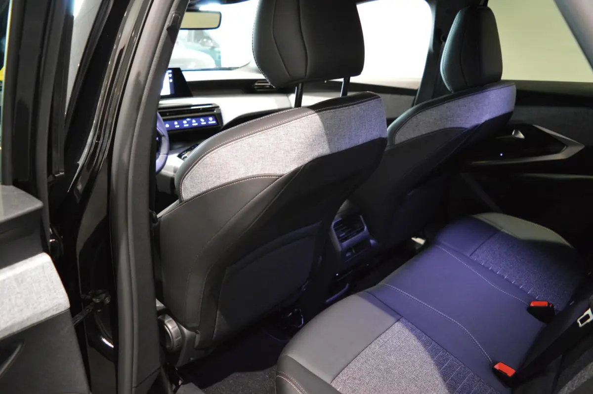 1.6 plug-in Hybrid 195 Allure STUURVERWARMING - AFNEEMBARE TREKHAAK - WEINIG KILOMETERS!