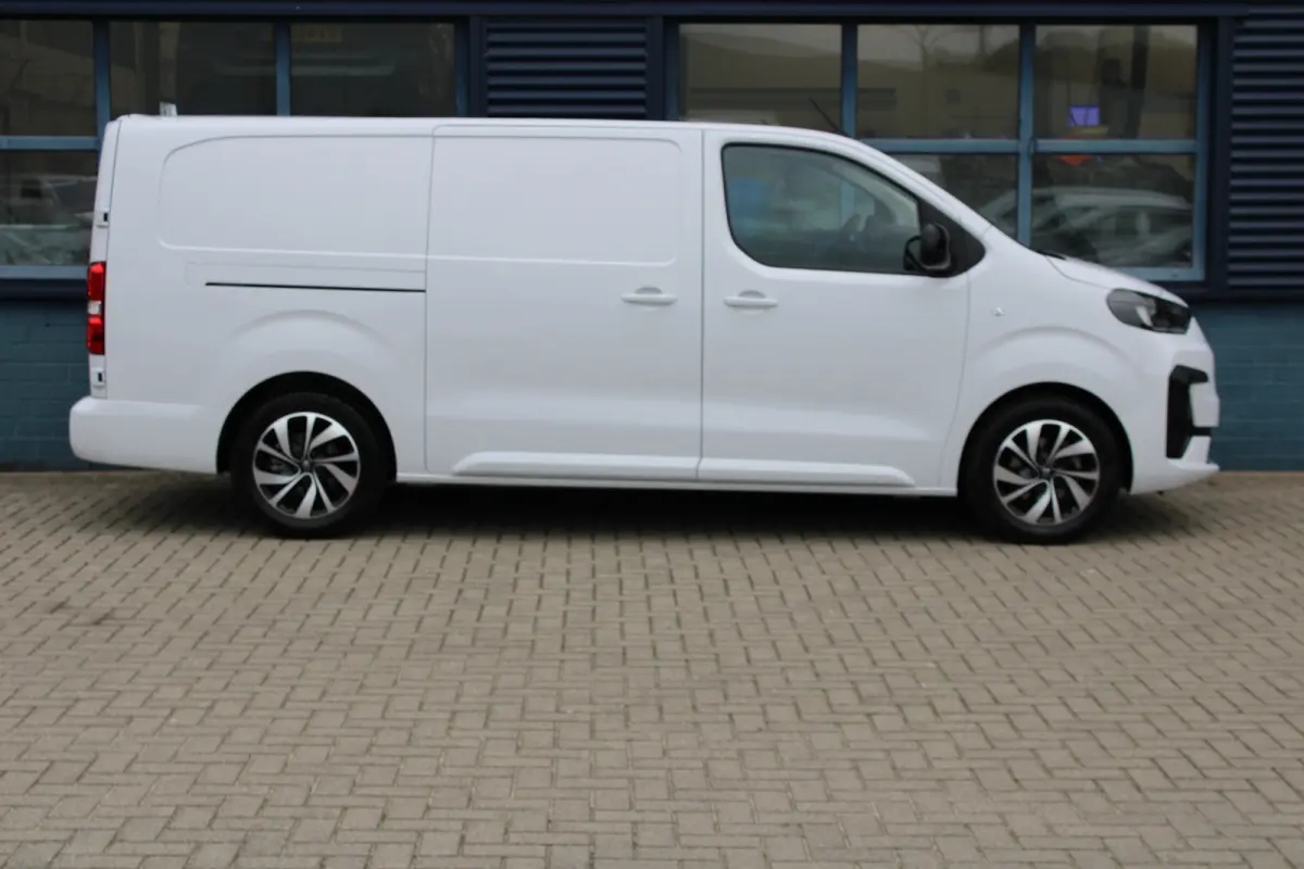 L3 75 kWh SoH 95% | tot 8 jaar garantie | CAMERA | DRAADLOOS CARPLAY | BETIMMERING | LED | 17" LM VELGEN | COMFORT WAND |