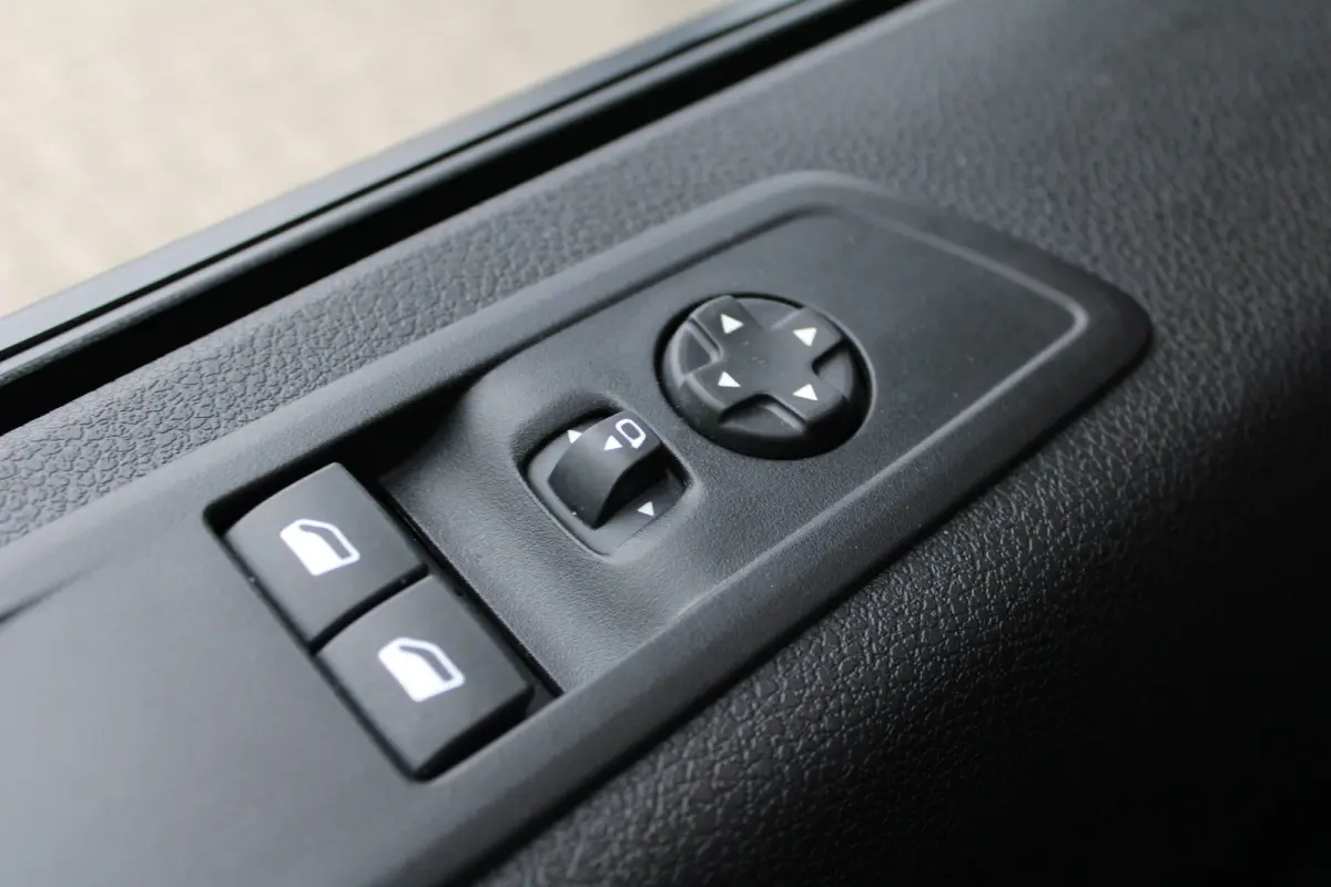 L3 75 kWh SoH 95% | tot 8 jaar garantie | CAMERA | DRAADLOOS CARPLAY | BETIMMERING | LED | 17" LM VELGEN | COMFORT WAND |