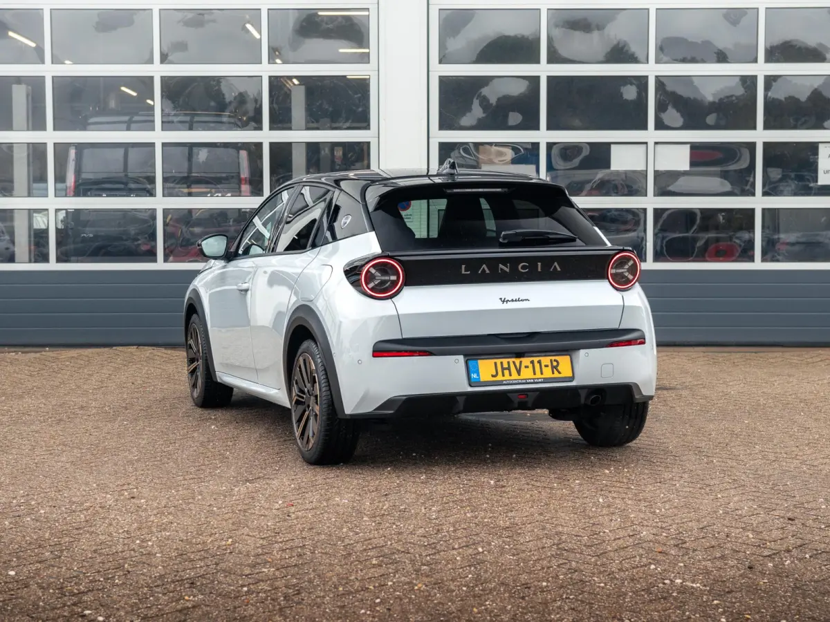 1.2 Turbo Hybrid HF Line 110pk | Tech Pack | 17" | Navi | Bicolore