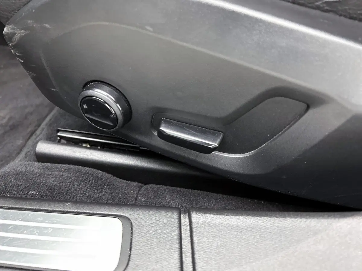 2.0 B4 Momentum Pro | 360 CAMERA  | APPLE CARPLAY - ANDROID AUTO | STOELVERWARMING | DODEHOEK | ELEKTRISCHE KOFFERKLEP | TREKHAAK | LEDEREN INTERIEUR | PARKEERSENSOREN | KEYLESS | CLIMATE CO