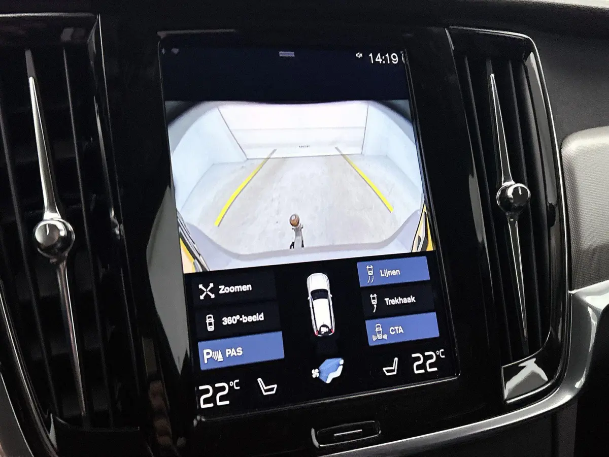 2.0 B4 Momentum Pro | 360 CAMERA  | APPLE CARPLAY - ANDROID AUTO | STOELVERWARMING | DODEHOEK | ELEKTRISCHE KOFFERKLEP | TREKHAAK | LEDEREN INTERIEUR | PARKEERSENSOREN | KEYLESS | CLIMATE CO