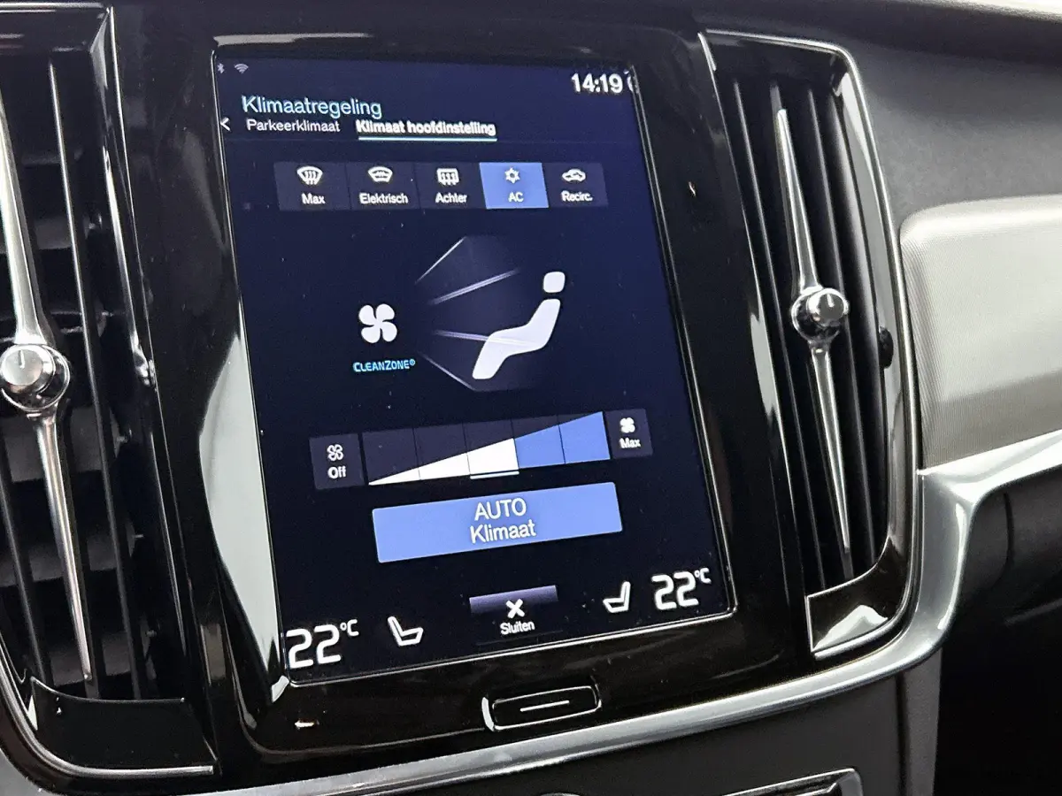 2.0 B4 Momentum Pro | 360 CAMERA  | APPLE CARPLAY - ANDROID AUTO | STOELVERWARMING | DODEHOEK | ELEKTRISCHE KOFFERKLEP | TREKHAAK | LEDEREN INTERIEUR | PARKEERSENSOREN | KEYLESS | CLIMATE CO