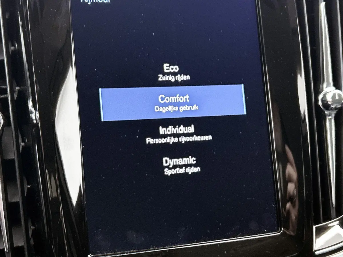 2.0 B4 Momentum Pro | 360 CAMERA  | APPLE CARPLAY - ANDROID AUTO | STOELVERWARMING | DODEHOEK | ELEKTRISCHE KOFFERKLEP | TREKHAAK | LEDEREN INTERIEUR | PARKEERSENSOREN | KEYLESS | CLIMATE CO