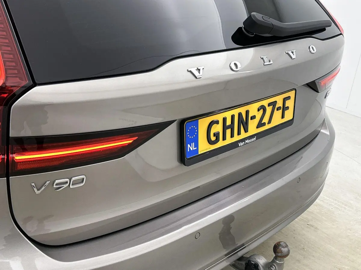 2.0 B4 Momentum Pro | 360 CAMERA  | APPLE CARPLAY - ANDROID AUTO | STOELVERWARMING | DODEHOEK | ELEKTRISCHE KOFFERKLEP | TREKHAAK | LEDEREN INTERIEUR | PARKEERSENSOREN | KEYLESS | CLIMATE CO