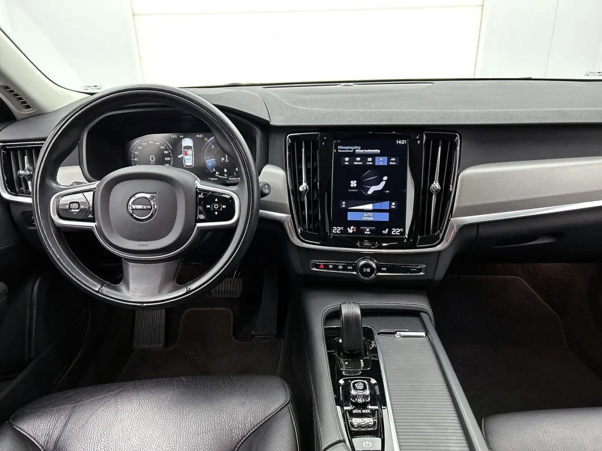 2.0 B4 Momentum Pro | 360 CAMERA  | APPLE CARPLAY - ANDROID AUTO | STOELVERWARMING | DODEHOEK | ELEKTRISCHE KOFFERKLEP | TREKHAAK | LEDEREN INTERIEUR | PARKEERSENSOREN | KEYLESS | CLIMATE CO