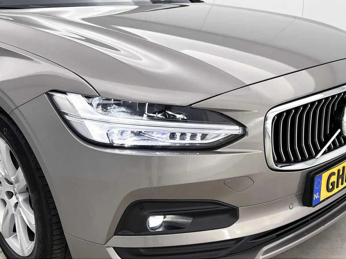 2.0 B4 Momentum Pro | 360 CAMERA  | APPLE CARPLAY - ANDROID AUTO | STOELVERWARMING | DODEHOEK | ELEKTRISCHE KOFFERKLEP | TREKHAAK | LEDEREN INTERIEUR | PARKEERSENSOREN | KEYLESS | CLIMATE CO