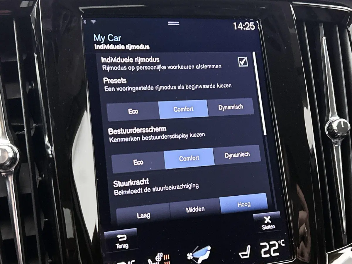 2.0 B4 Momentum Pro | 360 CAMERA  | APPLE CARPLAY - ANDROID AUTO | STOELVERWARMING | DODEHOEK | ELEKTRISCHE KOFFERKLEP | TREKHAAK | LEDEREN INTERIEUR | PARKEERSENSOREN | KEYLESS | CLIMATE CO