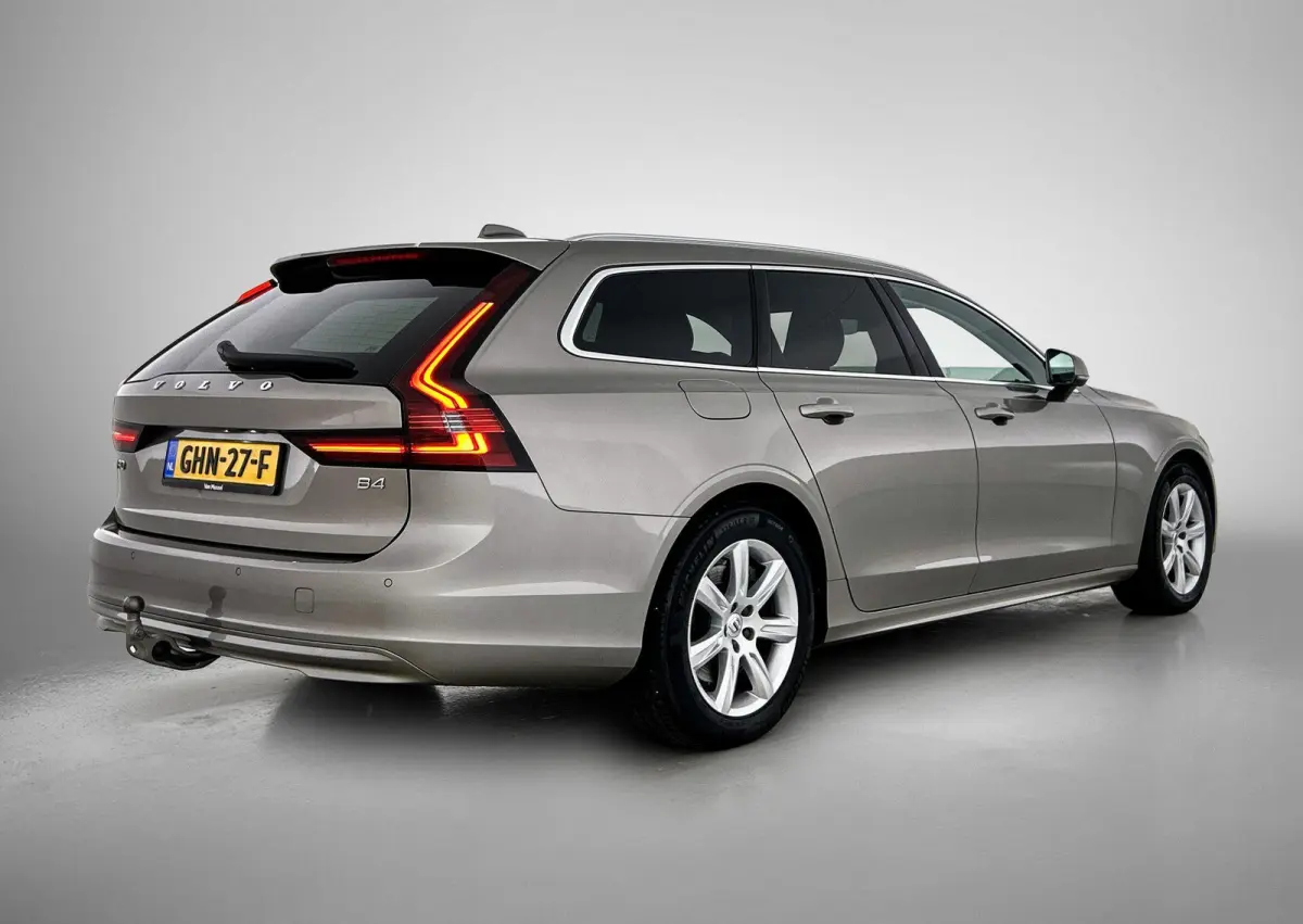 2.0 B4 Momentum Pro | 360 CAMERA  | APPLE CARPLAY - ANDROID AUTO | STOELVERWARMING | DODEHOEK | ELEKTRISCHE KOFFERKLEP | TREKHAAK | LEDEREN INTERIEUR | PARKEERSENSOREN | KEYLESS | CLIMATE CO