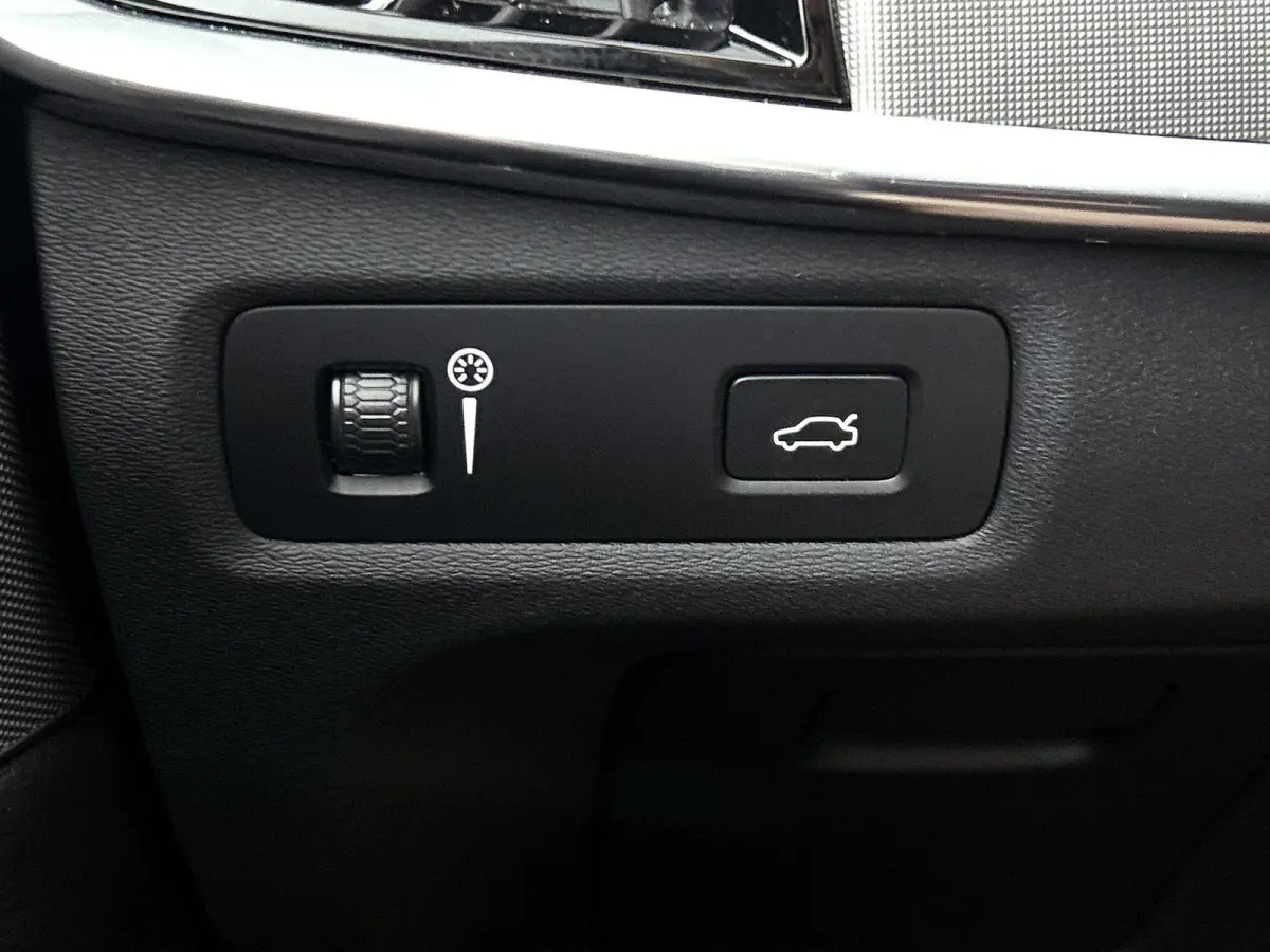 2.0 B4 Momentum Pro | 360 CAMERA  | APPLE CARPLAY - ANDROID AUTO | STOELVERWARMING | DODEHOEK | ELEKTRISCHE KOFFERKLEP | TREKHAAK | LEDEREN INTERIEUR | PARKEERSENSOREN | KEYLESS | CLIMATE CO