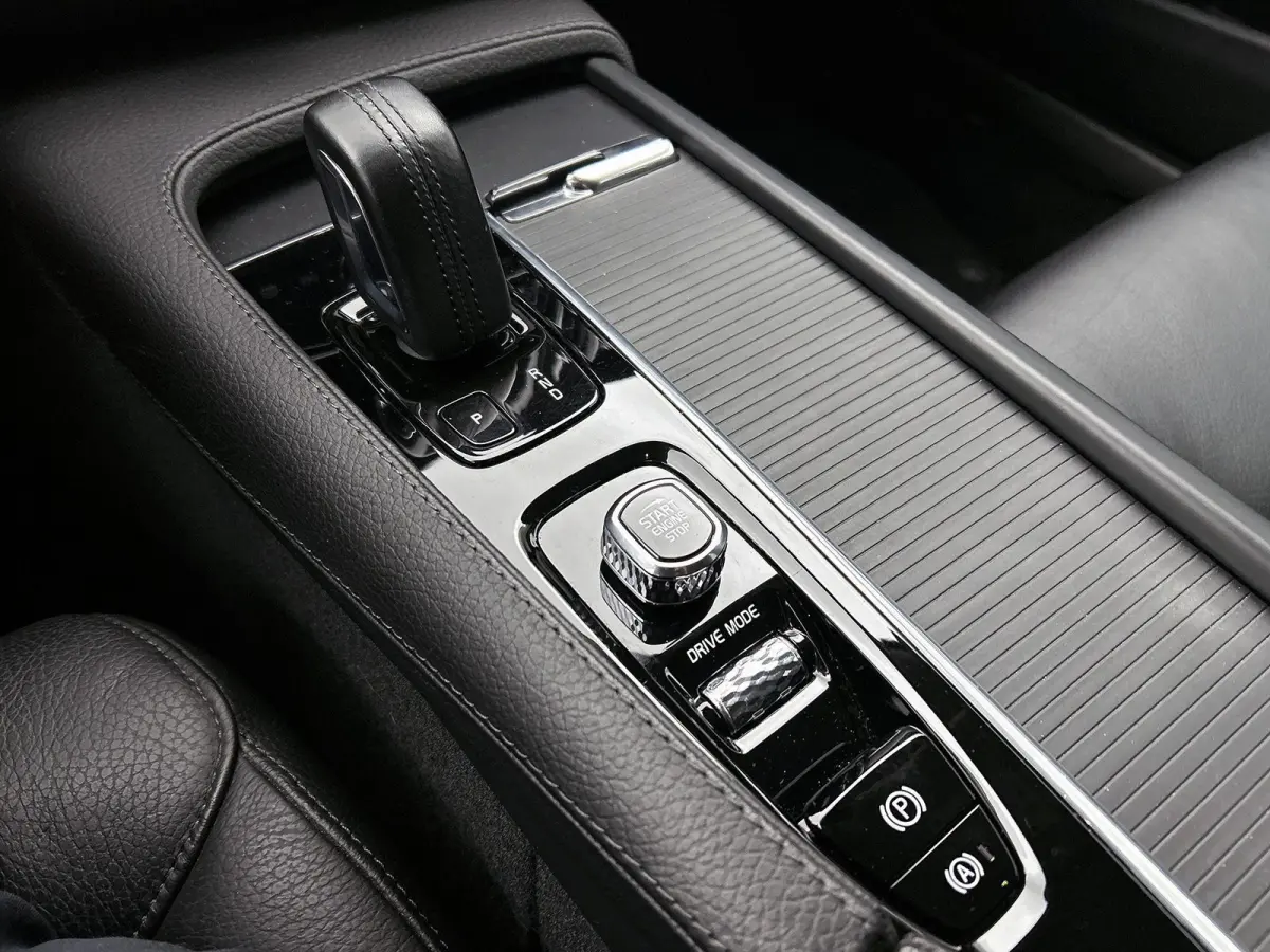 2.0 B4 Momentum Pro | 360 CAMERA  | APPLE CARPLAY - ANDROID AUTO | STOELVERWARMING | DODEHOEK | ELEKTRISCHE KOFFERKLEP | TREKHAAK | LEDEREN INTERIEUR | PARKEERSENSOREN | KEYLESS | CLIMATE CO