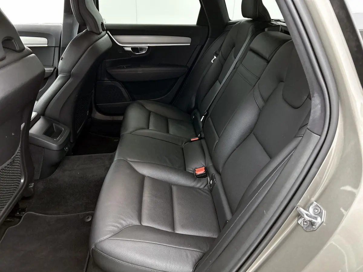 2.0 B4 Momentum Pro | 360 CAMERA  | APPLE CARPLAY - ANDROID AUTO | STOELVERWARMING | DODEHOEK | ELEKTRISCHE KOFFERKLEP | TREKHAAK | LEDEREN INTERIEUR | PARKEERSENSOREN | KEYLESS | CLIMATE CO