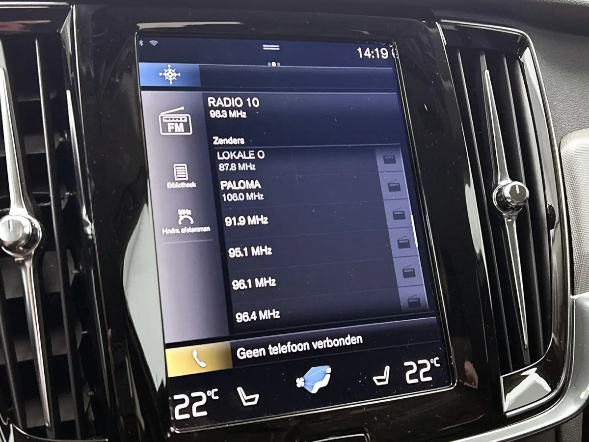 2.0 B4 Momentum Pro | 360 CAMERA  | APPLE CARPLAY - ANDROID AUTO | STOELVERWARMING | DODEHOEK | ELEKTRISCHE KOFFERKLEP | TREKHAAK | LEDEREN INTERIEUR | PARKEERSENSOREN | KEYLESS | CLIMATE CO