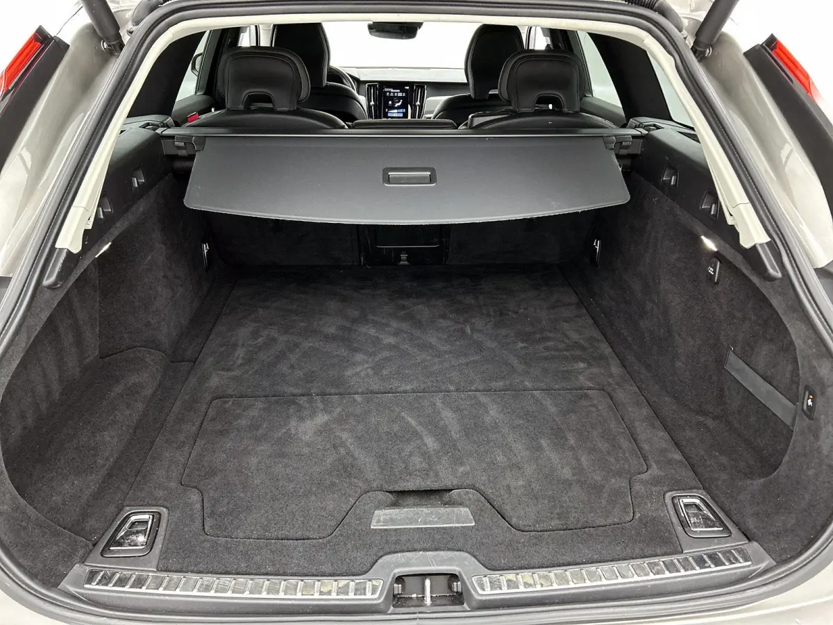 2.0 B4 Momentum Pro | 360 CAMERA  | APPLE CARPLAY - ANDROID AUTO | STOELVERWARMING | DODEHOEK | ELEKTRISCHE KOFFERKLEP | TREKHAAK | LEDEREN INTERIEUR | PARKEERSENSOREN | KEYLESS | CLIMATE CO