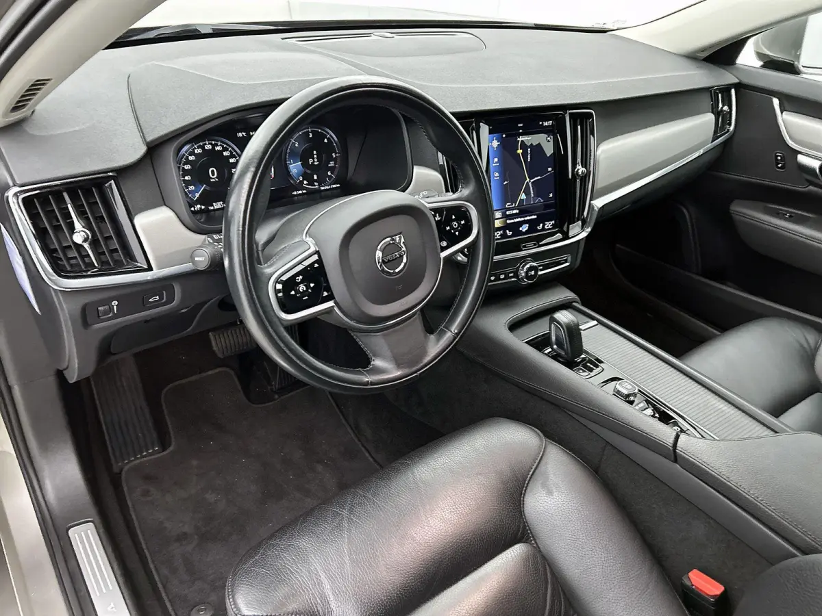 2.0 B4 Momentum Pro | 360 CAMERA  | APPLE CARPLAY - ANDROID AUTO | STOELVERWARMING | DODEHOEK | ELEKTRISCHE KOFFERKLEP | TREKHAAK | LEDEREN INTERIEUR | PARKEERSENSOREN | KEYLESS | CLIMATE CO