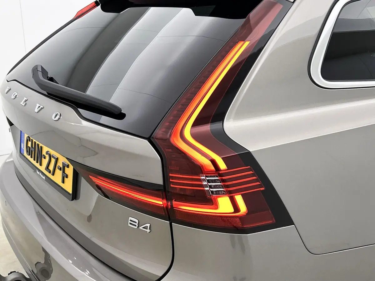 2.0 B4 Momentum Pro | 360 CAMERA  | APPLE CARPLAY - ANDROID AUTO | STOELVERWARMING | DODEHOEK | ELEKTRISCHE KOFFERKLEP | TREKHAAK | LEDEREN INTERIEUR | PARKEERSENSOREN | KEYLESS | CLIMATE CO