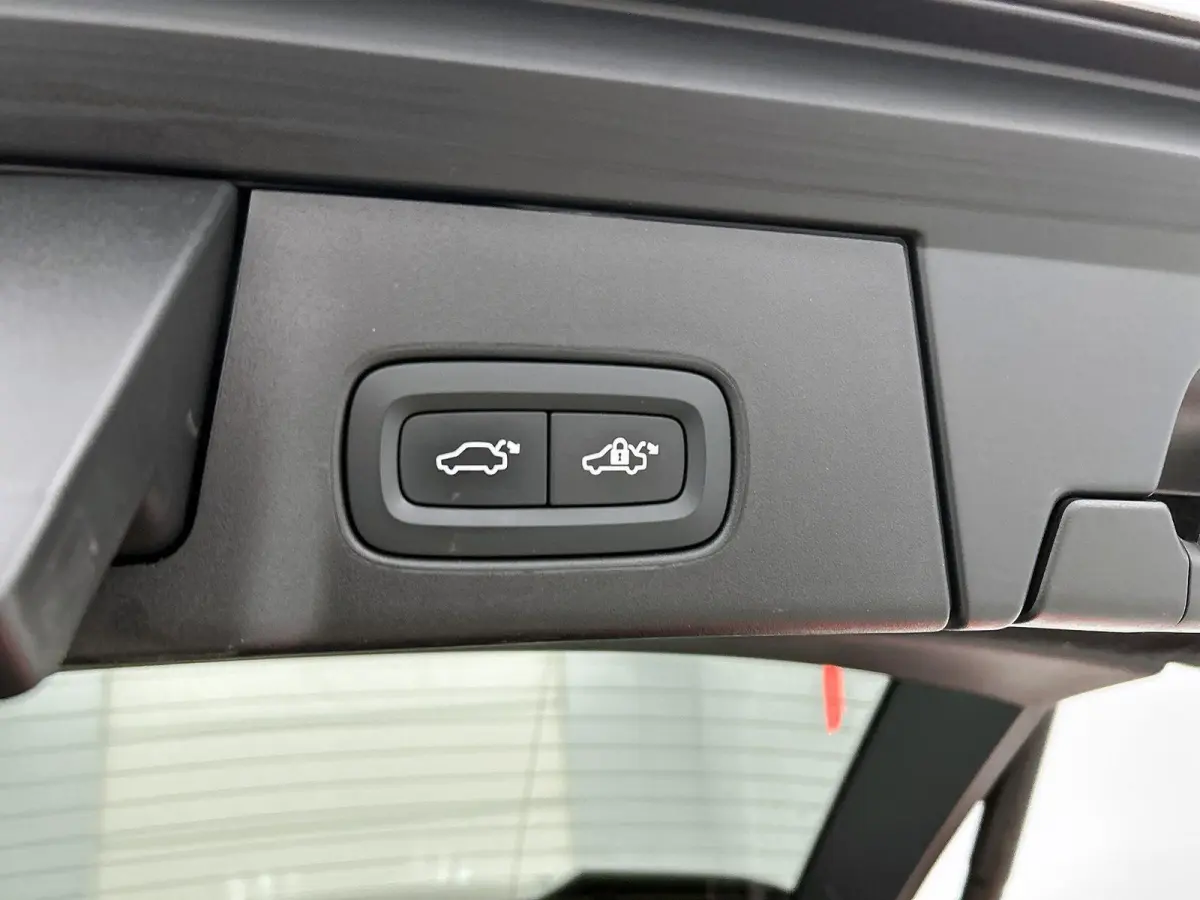 2.0 B4 Momentum Pro | 360 CAMERA  | APPLE CARPLAY - ANDROID AUTO | STOELVERWARMING | DODEHOEK | ELEKTRISCHE KOFFERKLEP | TREKHAAK | LEDEREN INTERIEUR | PARKEERSENSOREN | KEYLESS | CLIMATE CO