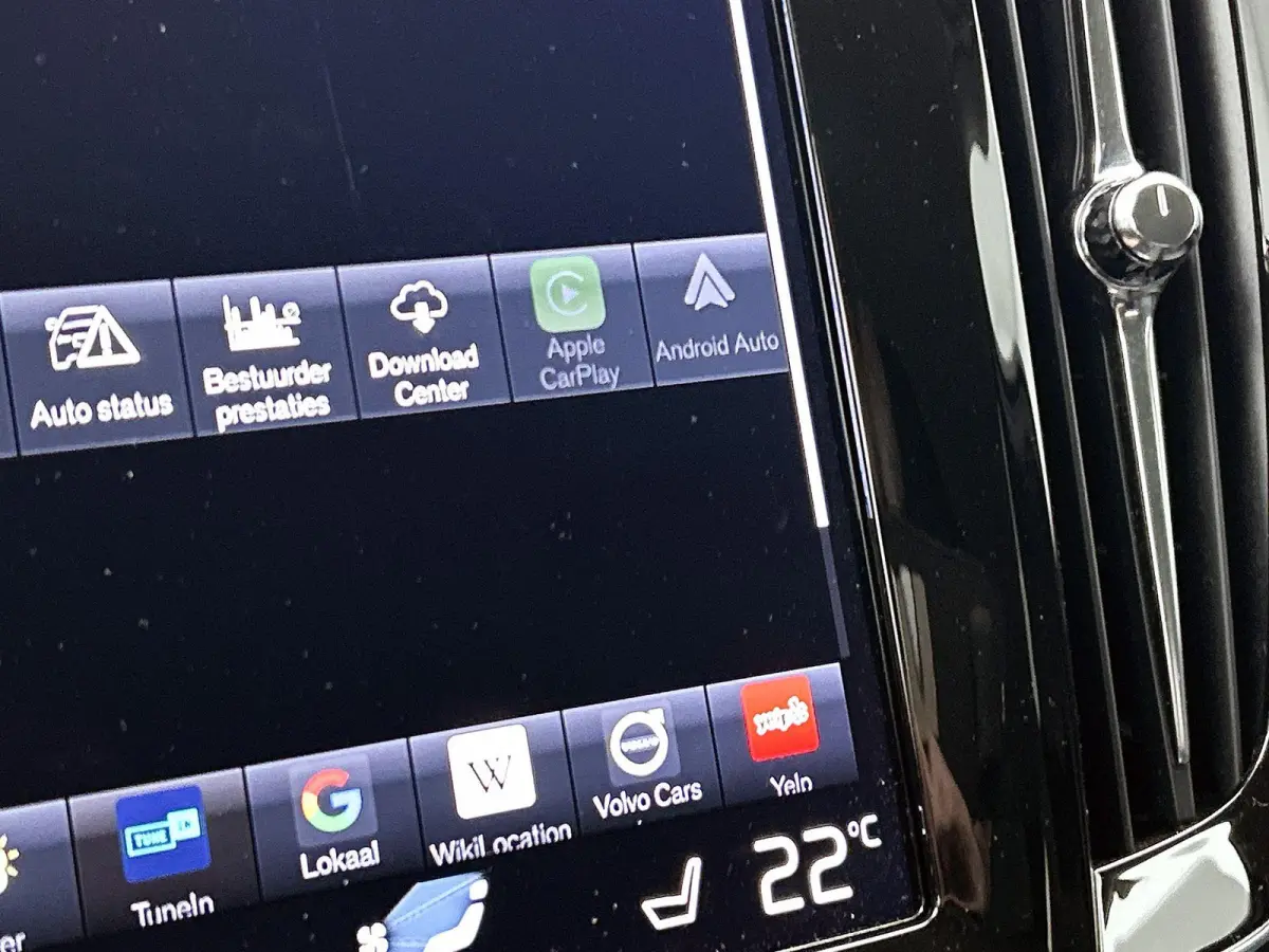 2.0 B4 Momentum Pro | 360 CAMERA  | APPLE CARPLAY - ANDROID AUTO | STOELVERWARMING | DODEHOEK | ELEKTRISCHE KOFFERKLEP | TREKHAAK | LEDEREN INTERIEUR | PARKEERSENSOREN | KEYLESS | CLIMATE CO