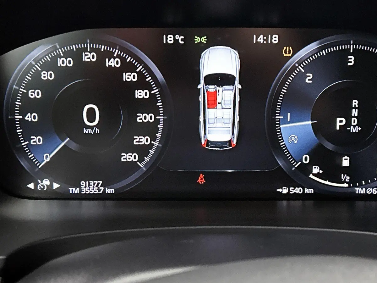 2.0 B4 Momentum Pro | 360 CAMERA  | APPLE CARPLAY - ANDROID AUTO | STOELVERWARMING | DODEHOEK | ELEKTRISCHE KOFFERKLEP | TREKHAAK | LEDEREN INTERIEUR | PARKEERSENSOREN | KEYLESS | CLIMATE CO