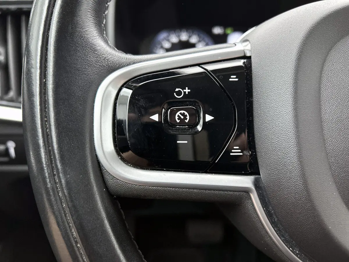 2.0 B4 Momentum Pro | 360 CAMERA  | APPLE CARPLAY - ANDROID AUTO | STOELVERWARMING | DODEHOEK | ELEKTRISCHE KOFFERKLEP | TREKHAAK | LEDEREN INTERIEUR | PARKEERSENSOREN | KEYLESS | CLIMATE CO