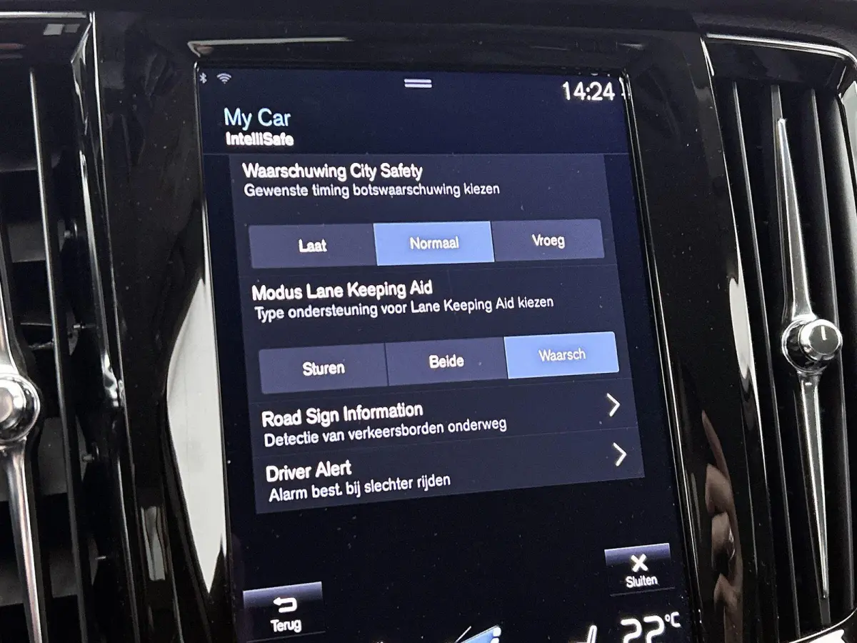 2.0 B4 Momentum Pro | 360 CAMERA  | APPLE CARPLAY - ANDROID AUTO | STOELVERWARMING | DODEHOEK | ELEKTRISCHE KOFFERKLEP | TREKHAAK | LEDEREN INTERIEUR | PARKEERSENSOREN | KEYLESS | CLIMATE CO