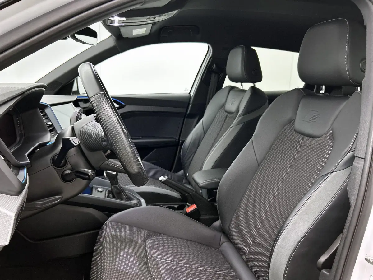 40 TFSI edition one 200 PK | | S-line | Automaat | Navigatie | Keyless | Adaptive Cruise Control | Stoelverwarming | Climate Control | Lichtmetalen velgen |