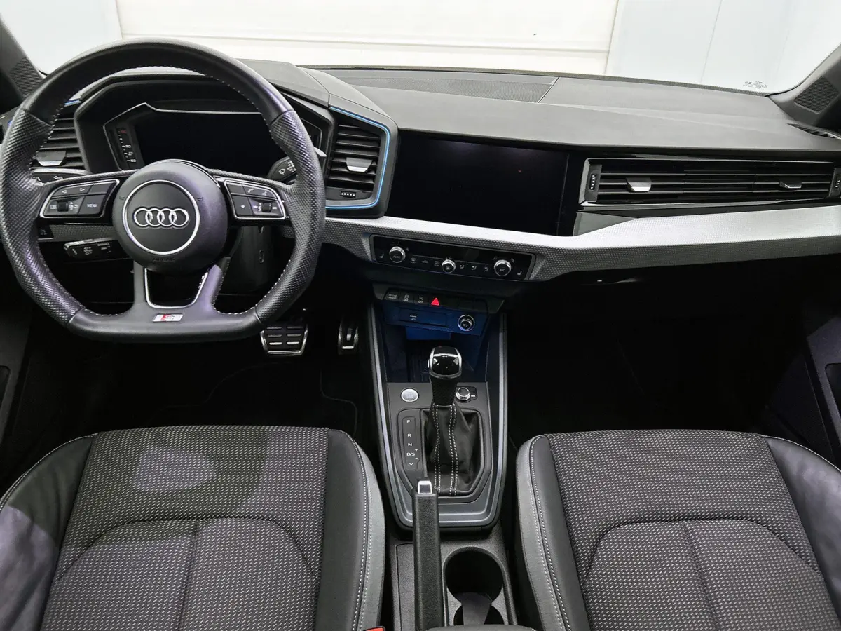 40 TFSI edition one 200 PK | | S-line | Automaat | Navigatie | Keyless | Adaptive Cruise Control | Stoelverwarming | Climate Control | Lichtmetalen velgen |