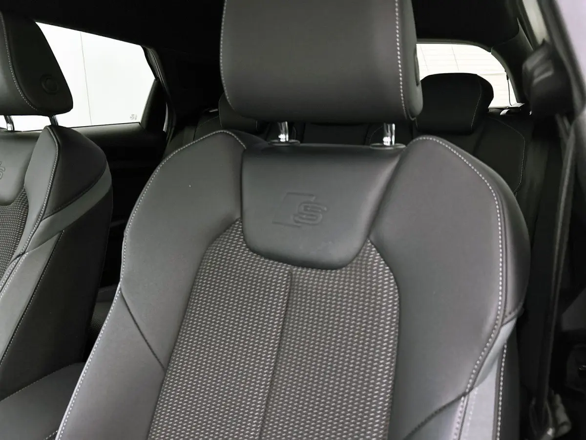 40 TFSI edition one 200 PK | | S-line | Automaat | Navigatie | Keyless | Adaptive Cruise Control | Stoelverwarming | Climate Control | Lichtmetalen velgen |