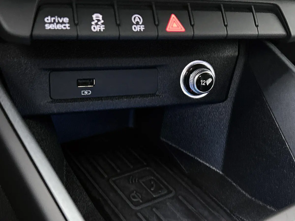 40 TFSI edition one 200 PK | | S-line | Automaat | Navigatie | Keyless | Adaptive Cruise Control | Stoelverwarming | Climate Control | Lichtmetalen velgen |