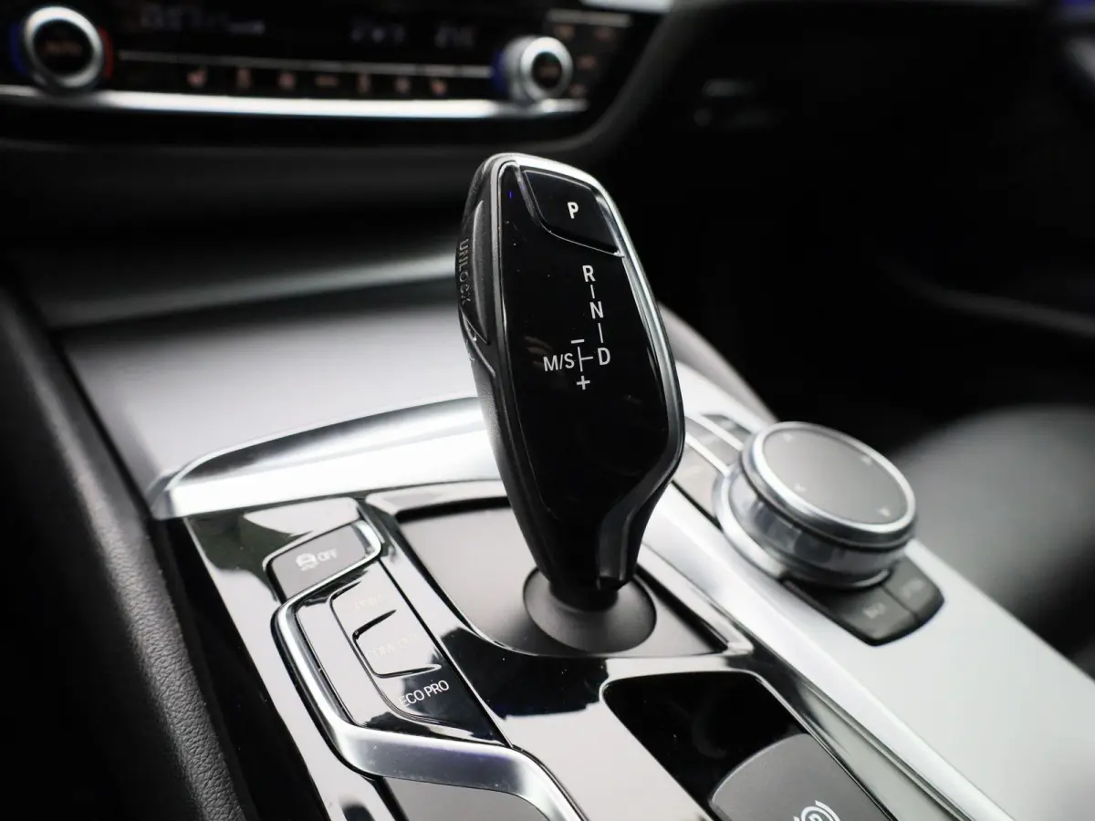 520i High Executive | ACHTERUITRIJCAMERA | APPLE CARPLAY - ANDROID AUTO | STOELVERWARMING | SFEERVERLICHTING | LEDER | MEMORY | CRUISE CONTROL | CLIMATE CONTROL |