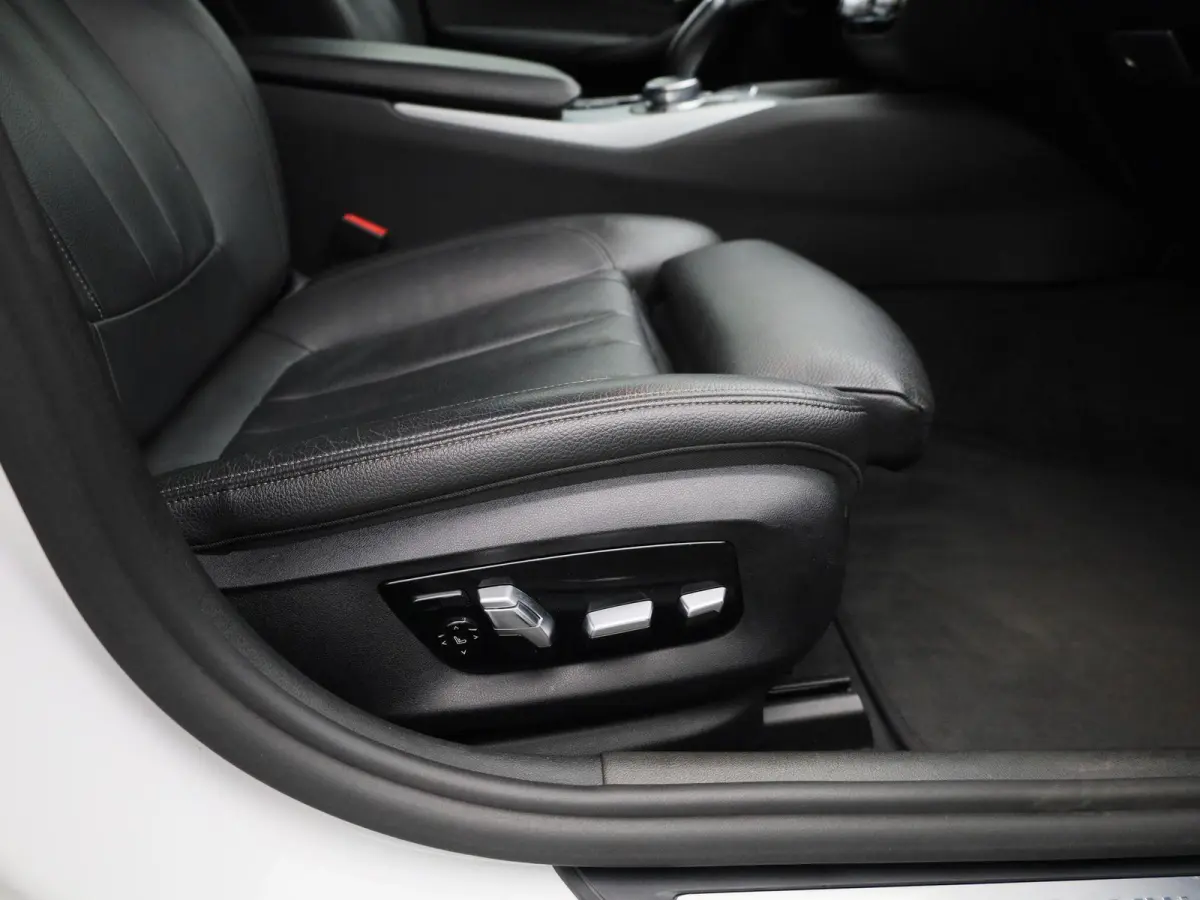 520i High Executive | ACHTERUITRIJCAMERA | APPLE CARPLAY - ANDROID AUTO | STOELVERWARMING | SFEERVERLICHTING | LEDER | MEMORY | CRUISE CONTROL | CLIMATE CONTROL |