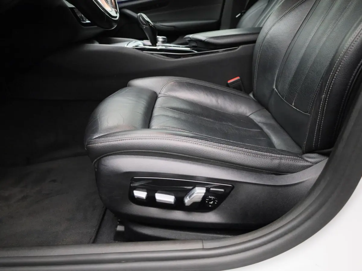 520i High Executive | ACHTERUITRIJCAMERA | APPLE CARPLAY - ANDROID AUTO | STOELVERWARMING | SFEERVERLICHTING | LEDER | MEMORY | CRUISE CONTROL | CLIMATE CONTROL |