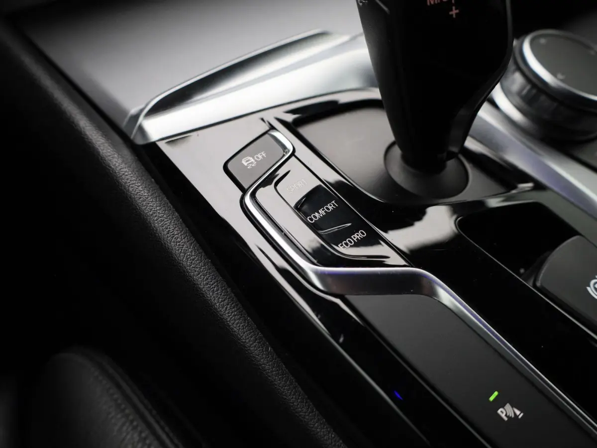 520i High Executive | ACHTERUITRIJCAMERA | APPLE CARPLAY - ANDROID AUTO | STOELVERWARMING | SFEERVERLICHTING | LEDER | MEMORY | CRUISE CONTROL | CLIMATE CONTROL |