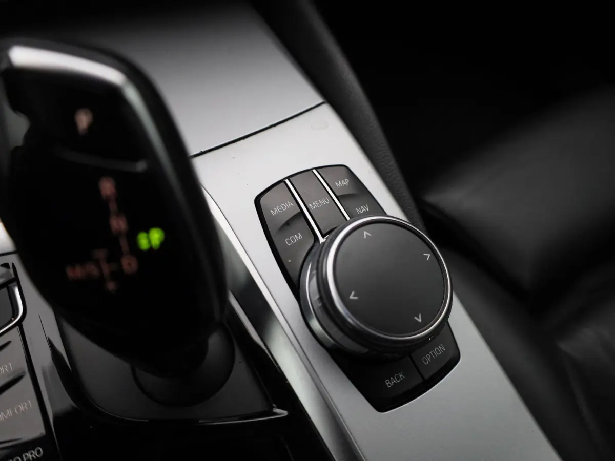 520i High Executive | ACHTERUITRIJCAMERA | APPLE CARPLAY - ANDROID AUTO | STOELVERWARMING | SFEERVERLICHTING | LEDER | MEMORY | CRUISE CONTROL | CLIMATE CONTROL |