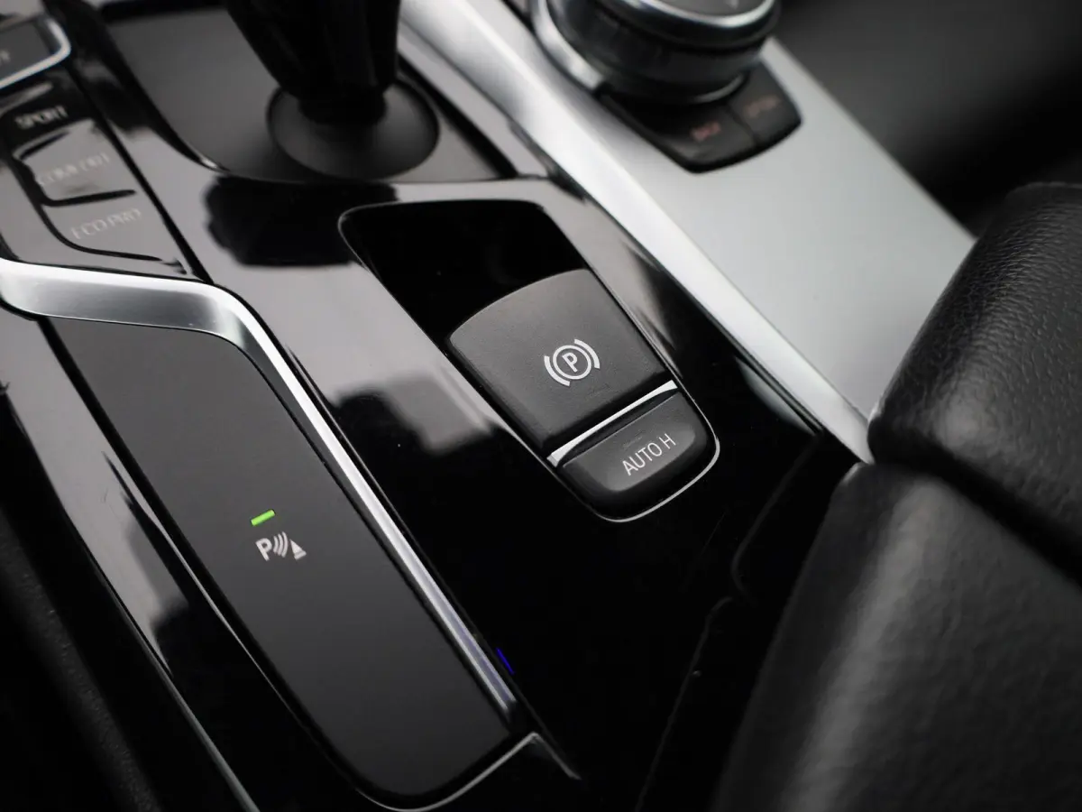 520i High Executive | ACHTERUITRIJCAMERA | APPLE CARPLAY - ANDROID AUTO | STOELVERWARMING | SFEERVERLICHTING | LEDER | MEMORY | CRUISE CONTROL | CLIMATE CONTROL |
