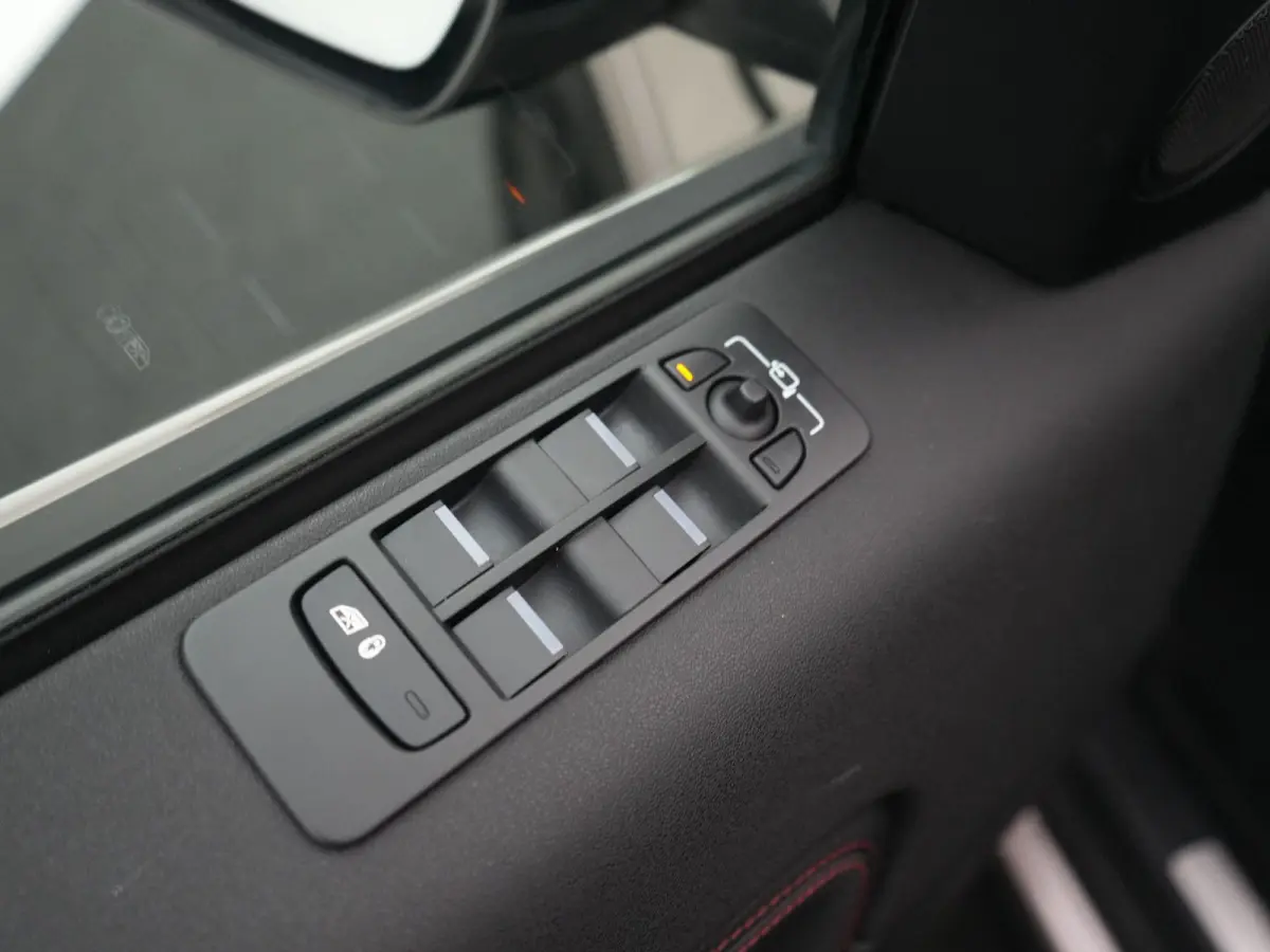 P300e 1.5 R-Dynamic SE | Cold Climate Pack | Meridian™ Surround Sound | Afneembare Trekhaak