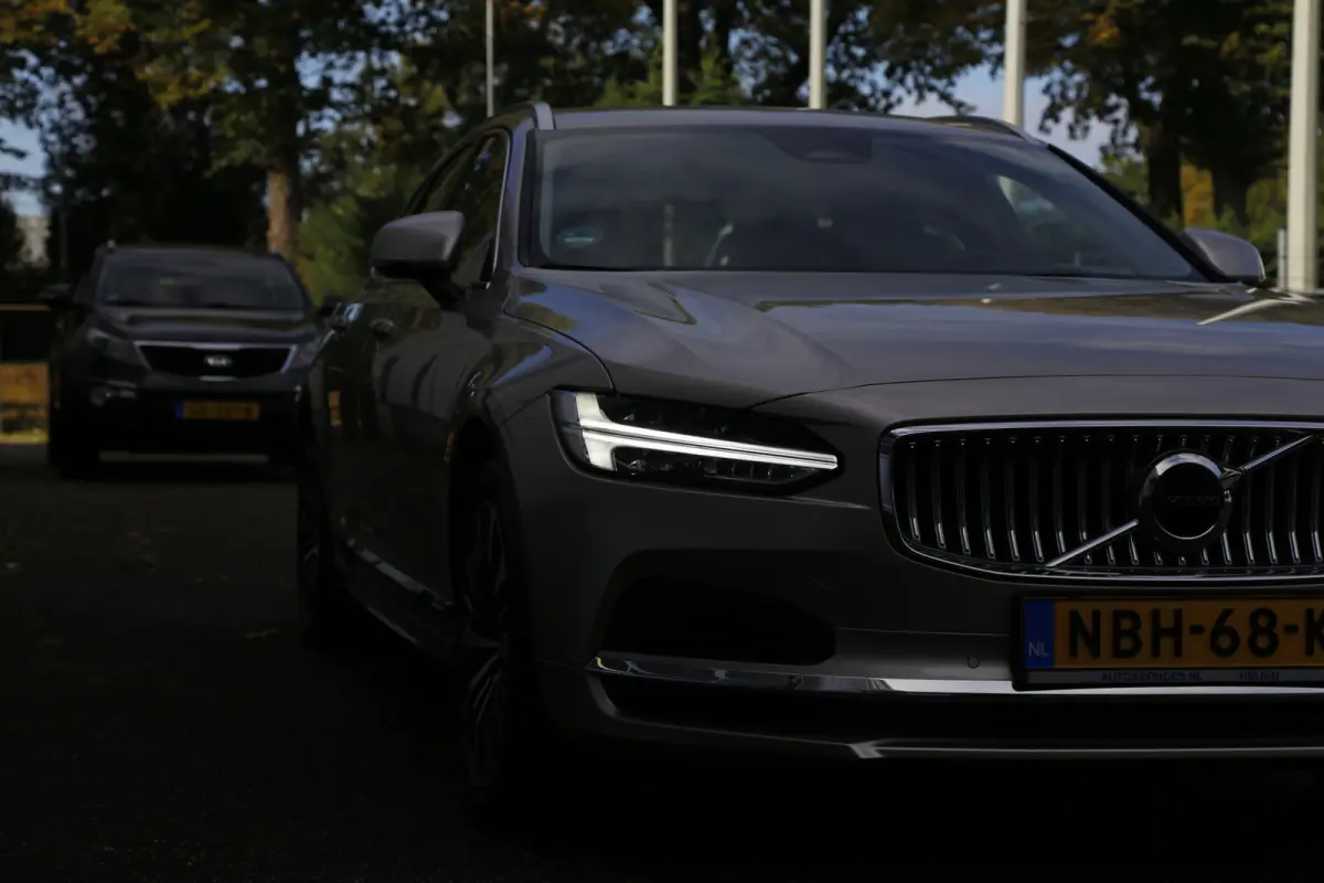 2.0 T6 Plug-in hybrid 350PK AWD Long Range*Bright Dusk Metallic!*Fabrieksgarantie*Elek. Trekhaak/Pilot ass./ACC/Stoelverw.V+A/Stuurwielverw./Leder/Dodehoek/Camera/Apple Carplay-Android/18 in