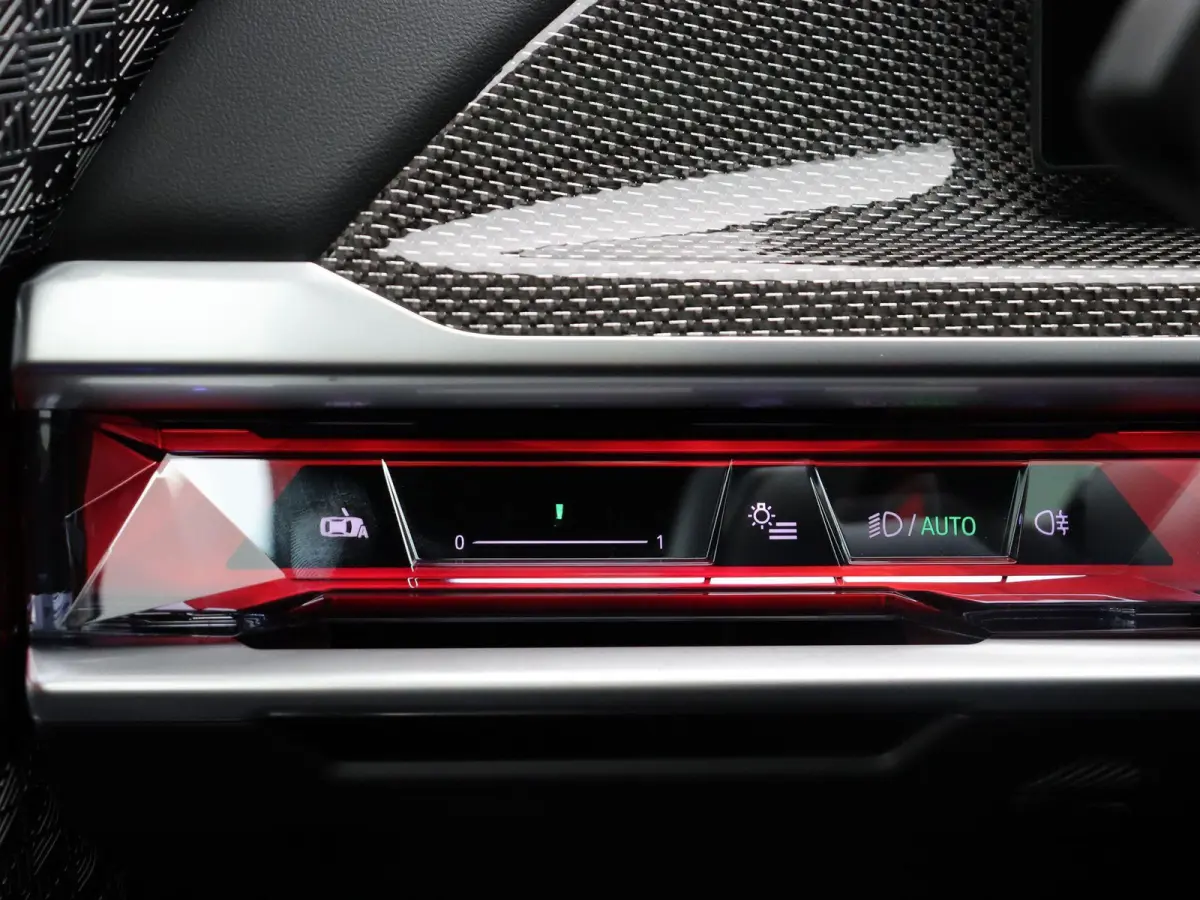 M760e xDrive M Performance Pack | Innovation Pack | Executive Pack | Executive Lounge | Connoisseur Pack | Integral Active Steering | Trekhaak | Panoramadak Sky Lounge | Driving Assistant Pr
