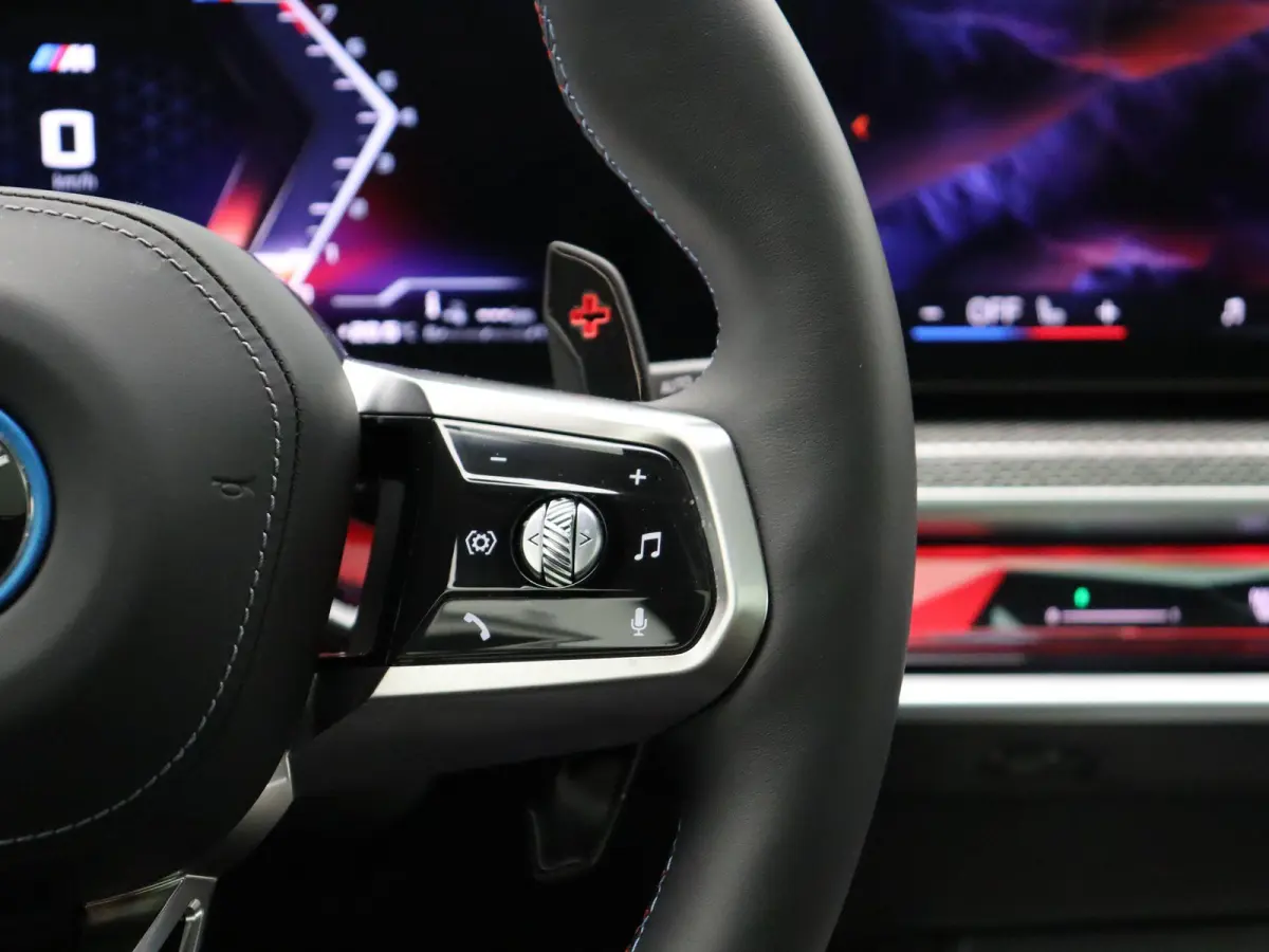 M760e xDrive M Performance Pack | Innovation Pack | Executive Pack | Executive Lounge | Connoisseur Pack | Integral Active Steering | Trekhaak | Panoramadak Sky Lounge | Driving Assistant Pr