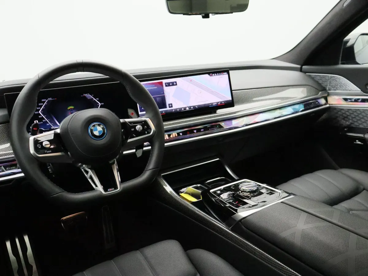 M760e xDrive M Performance Pack | Innovation Pack | Executive Pack | Executive Lounge | Connoisseur Pack | Integral Active Steering | Trekhaak | Panoramadak Sky Lounge | Driving Assistant Pr