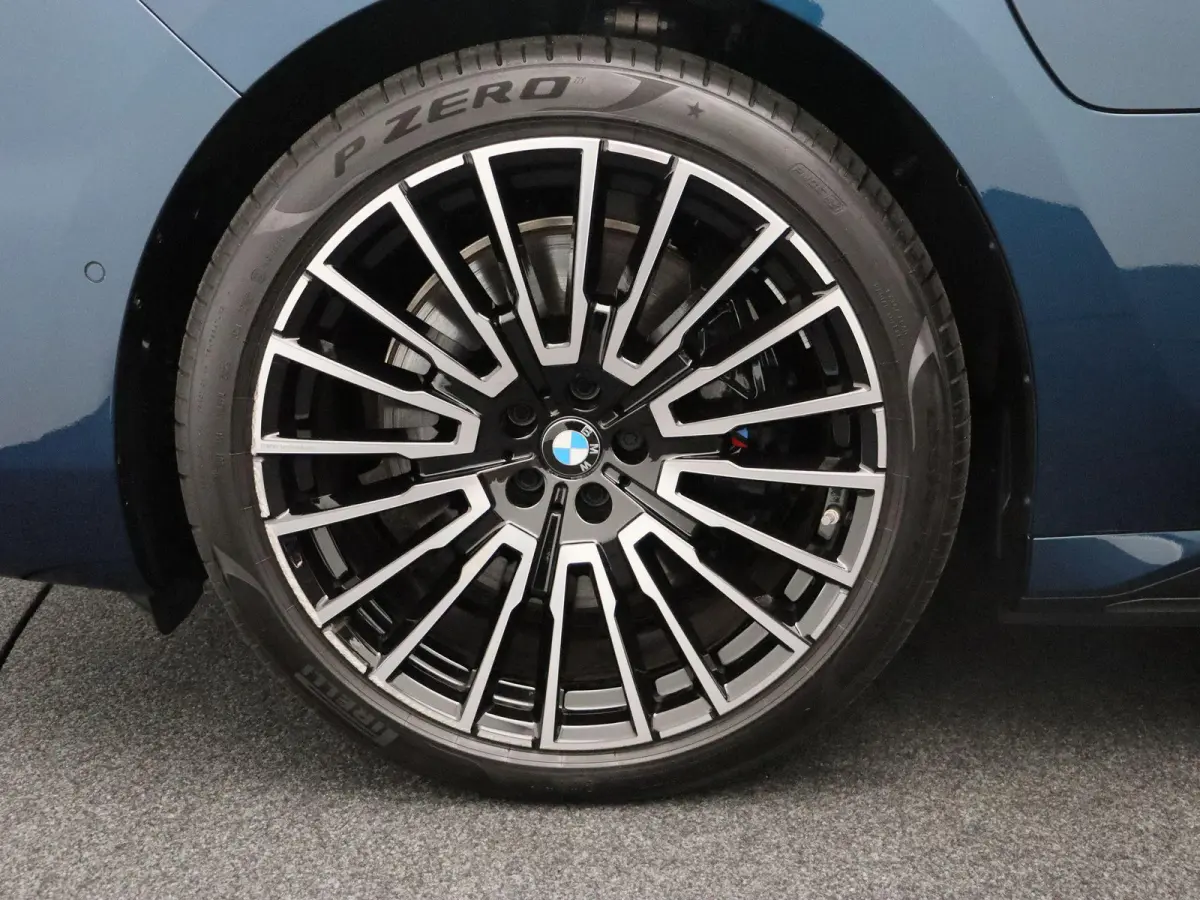 M760e xDrive M Performance Pack | Innovation Pack | Executive Pack | Executive Lounge | Connoisseur Pack | Integral Active Steering | Trekhaak | Panoramadak Sky Lounge | Driving Assistant Pr