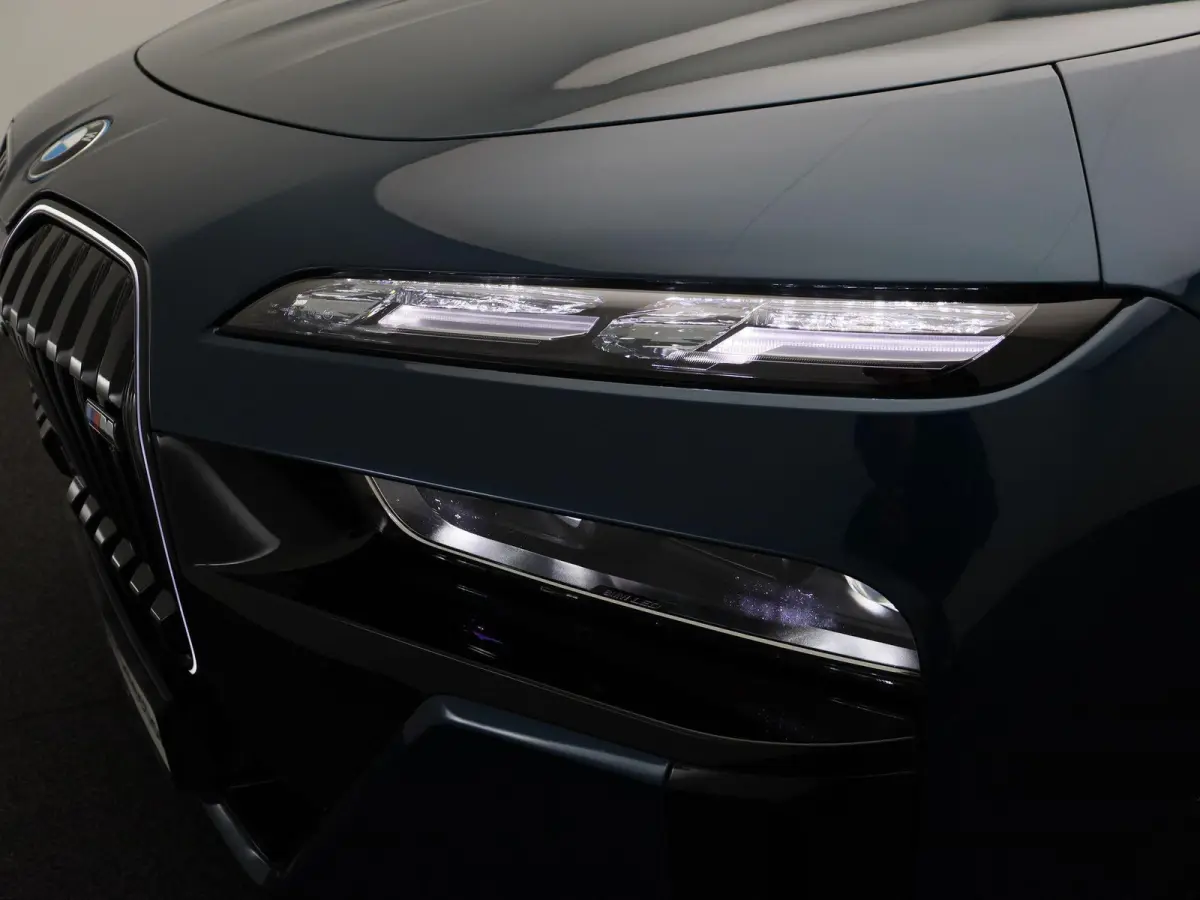 M760e xDrive M Performance Pack | Innovation Pack | Executive Pack | Executive Lounge | Connoisseur Pack | Integral Active Steering | Trekhaak | Panoramadak Sky Lounge | Driving Assistant Pr