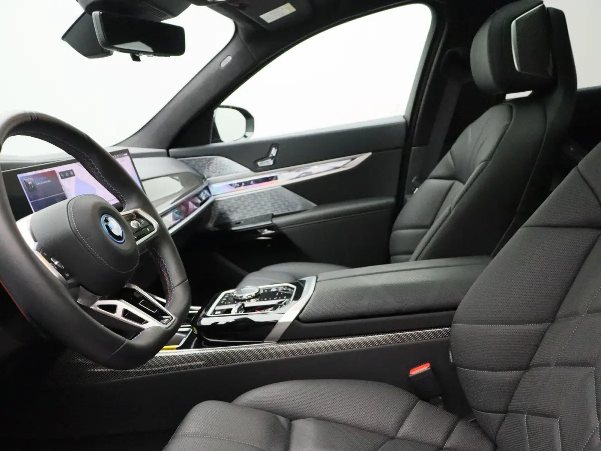 M760e xDrive M Performance Pack | Innovation Pack | Executive Pack | Executive Lounge | Connoisseur Pack | Integral Active Steering | Trekhaak | Panoramadak Sky Lounge | Driving Assistant Pr