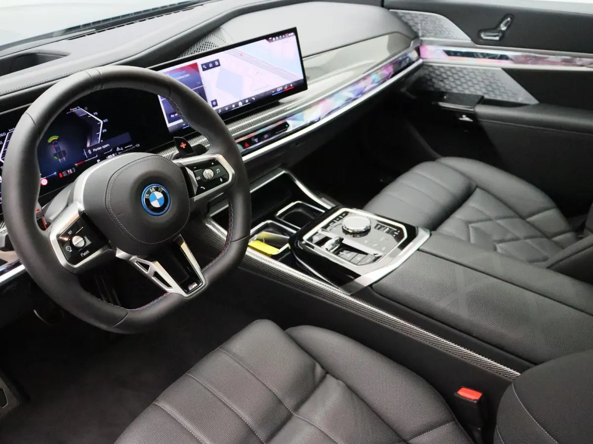M760e xDrive M Performance Pack | Innovation Pack | Executive Pack | Executive Lounge | Connoisseur Pack | Integral Active Steering | Trekhaak | Panoramadak Sky Lounge | Driving Assistant Pr