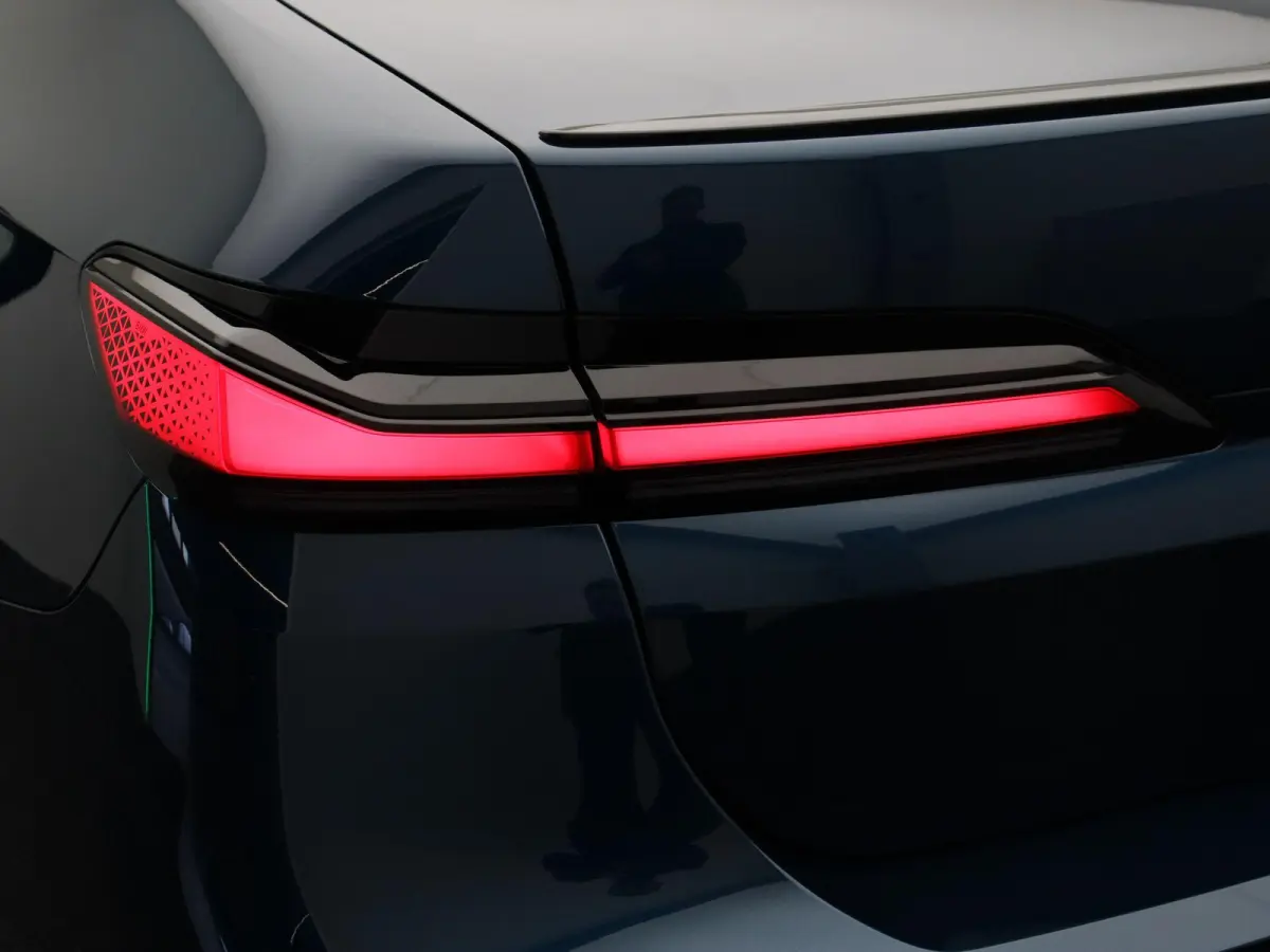 M760e xDrive M Performance Pack | Innovation Pack | Executive Pack | Executive Lounge | Connoisseur Pack | Integral Active Steering | Trekhaak | Panoramadak Sky Lounge | Driving Assistant Pr