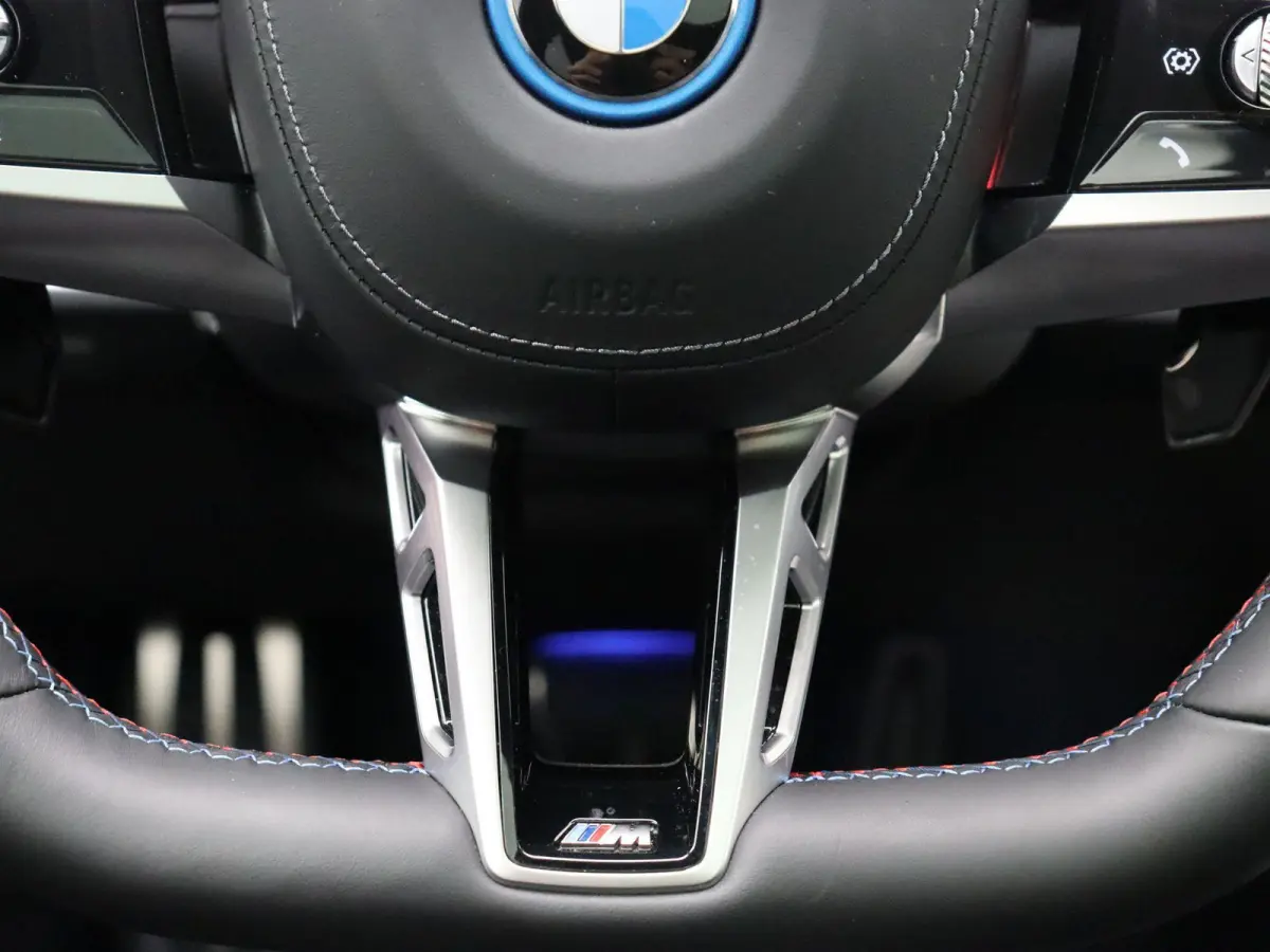 M760e xDrive M Performance Pack | Innovation Pack | Executive Pack | Executive Lounge | Connoisseur Pack | Integral Active Steering | Trekhaak | Panoramadak Sky Lounge | Driving Assistant Pr