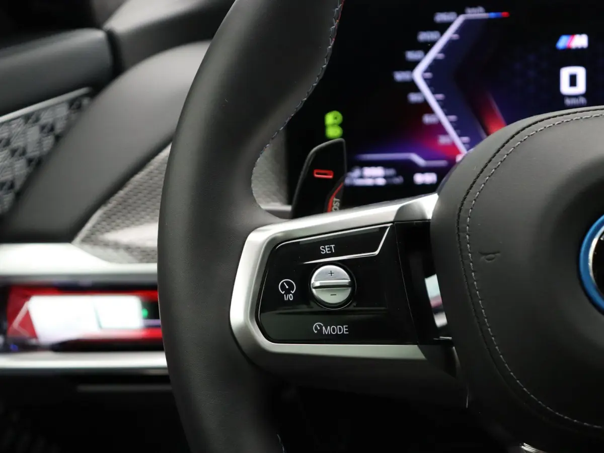 M760e xDrive M Performance Pack | Innovation Pack | Executive Pack | Executive Lounge | Connoisseur Pack | Integral Active Steering | Trekhaak | Panoramadak Sky Lounge | Driving Assistant Pr