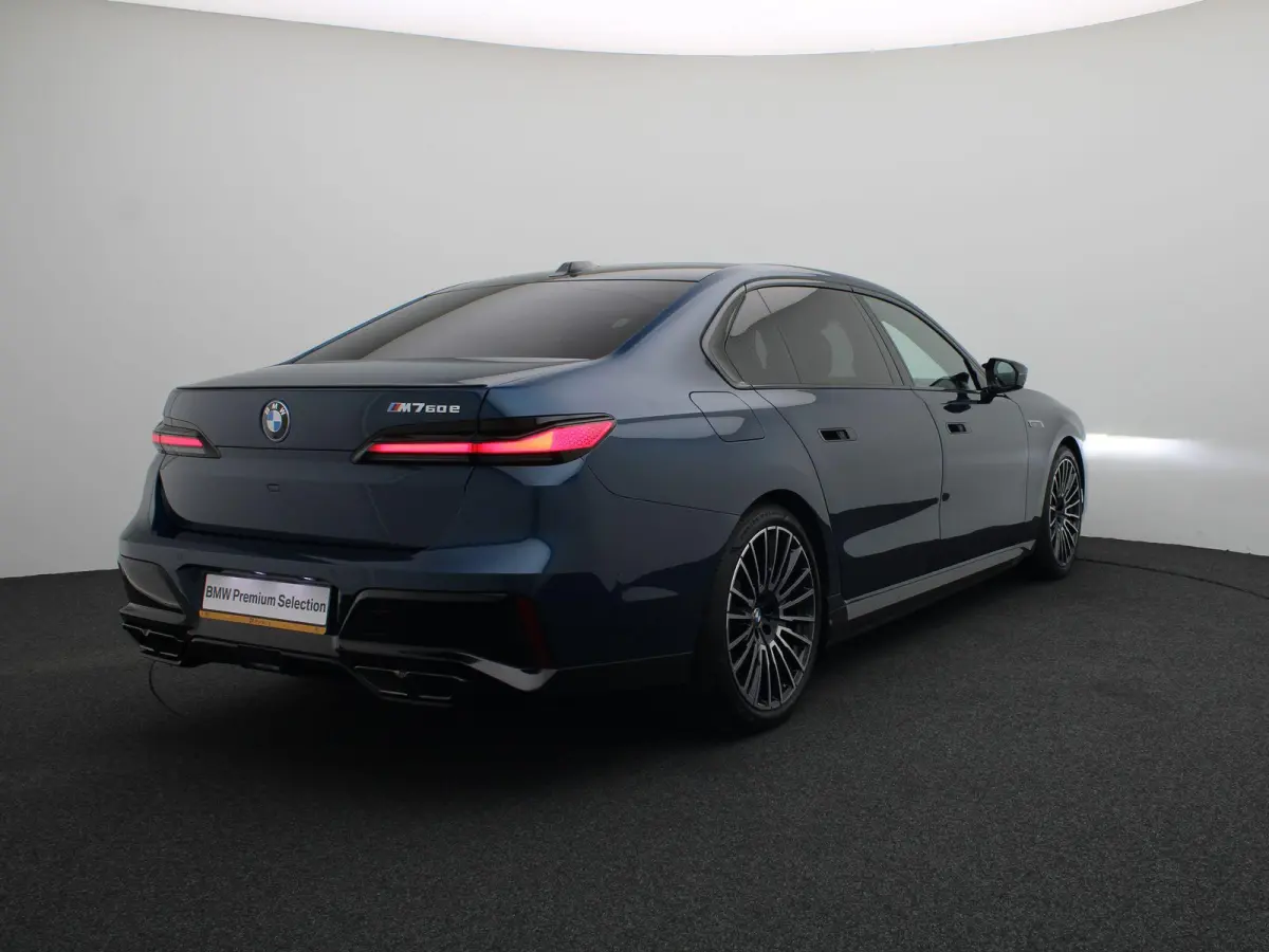 M760e xDrive M Performance Pack | Innovation Pack | Executive Pack | Executive Lounge | Connoisseur Pack | Integral Active Steering | Trekhaak | Panoramadak Sky Lounge | Driving Assistant Pr