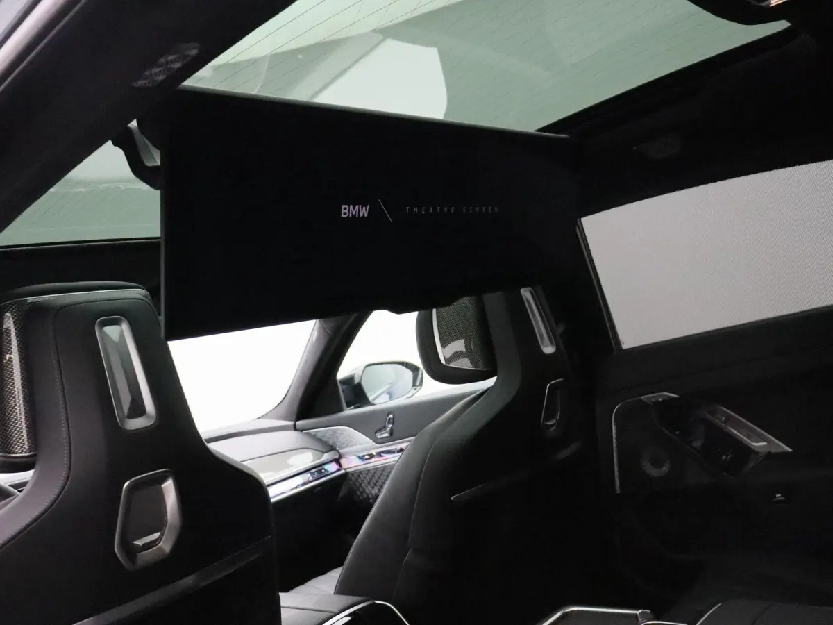 M760e xDrive M Performance Pack | Innovation Pack | Executive Pack | Executive Lounge | Connoisseur Pack | Integral Active Steering | Trekhaak | Panoramadak Sky Lounge | Driving Assistant Pr