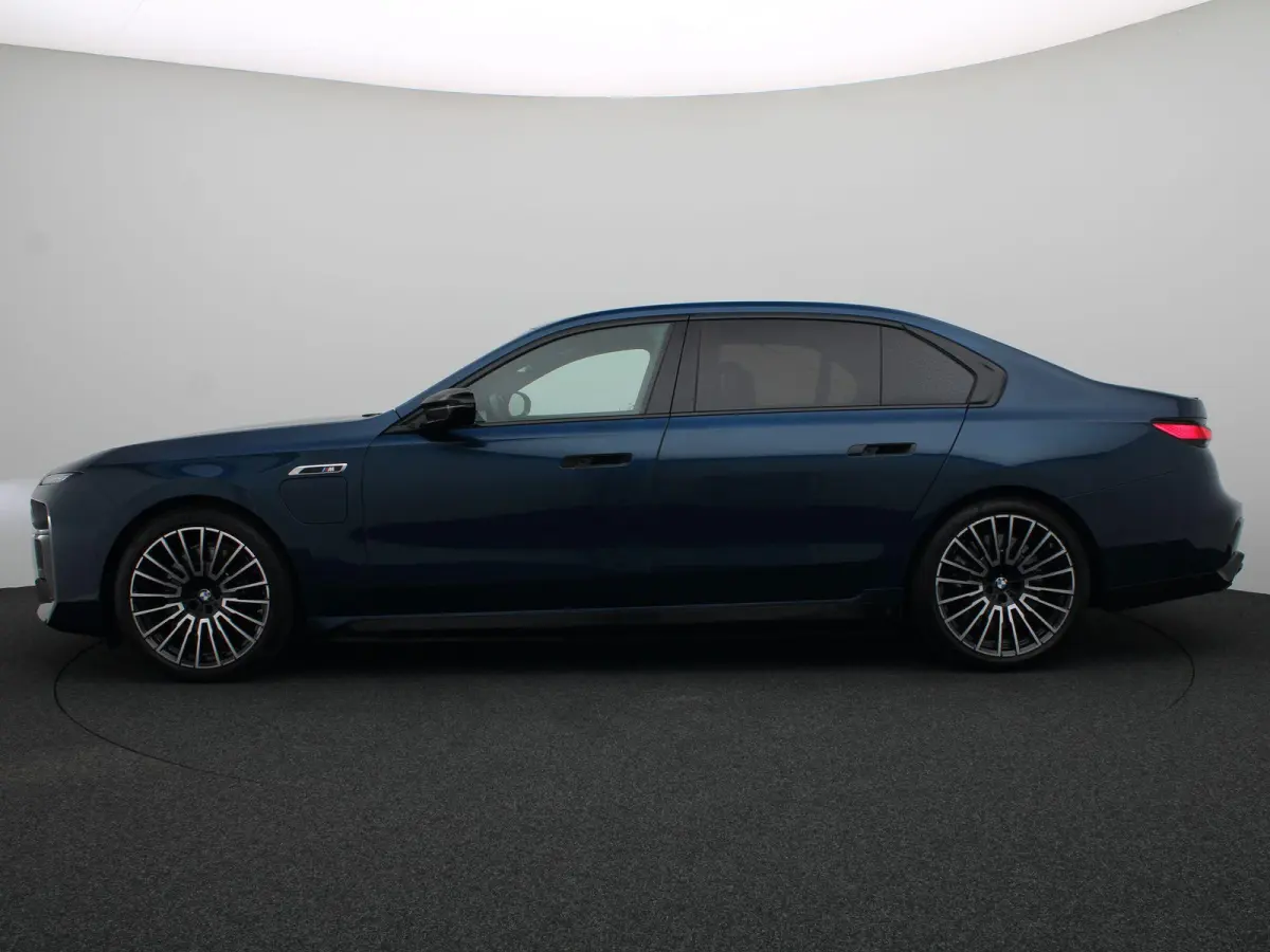 M760e xDrive M Performance Pack | Innovation Pack | Executive Pack | Executive Lounge | Connoisseur Pack | Integral Active Steering | Trekhaak | Panoramadak Sky Lounge | Driving Assistant Pr